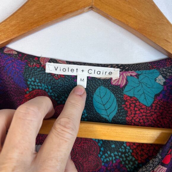 Violet & Claire Dark Floral Bell Sleeve Tie Neck Boho Peasant Blouse Size Medium - Picture 6 of 9